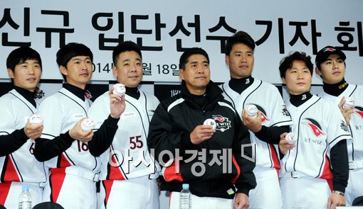 [포토]조범현 감독, '신규 선수입단으로 든든합니다'