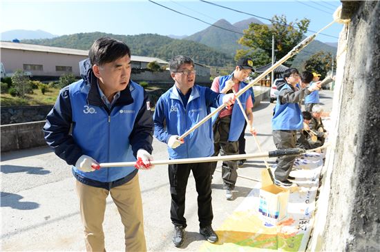 봉사활동에 참가한 박영범 한국산업인력공단 이사장과 손종배 노동조합 위원장이 페인트를 칠하고 있다.
