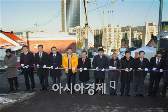 윤장현 광주광역시장은 18일 오후 광주 남구 '월산동 달뫼마을 셉테드(CPTED) 사업' 준공식에 참석해 축사를 하고 마을을 둘러봤다. '셉테드'는(Crime Prevention Through Environmental Design)는 미국 등 선진국에서 널리 활용되고 있는 범죄예방 환경 디자인 기법이다. 사진제공=광주시

