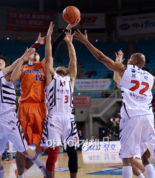 [포토]정효근, '1대4로 싸우는 외로운 리바운드'