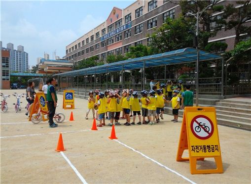 수원시 초등생 안전교육 강화…'생존수영·자전거교육'