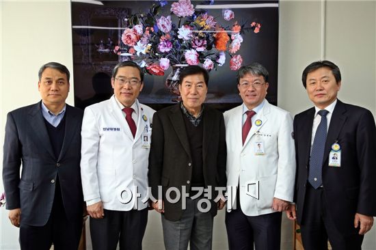 남해종합개발 김응서 회장이 전남대학교병원 발전후원금으로 1억원을 쾌척했다.
