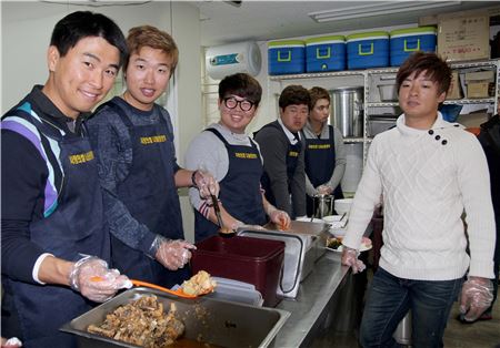 김승혁(오른쪽) 등 KPGA 선수들이 서울역에서 무료 급식 활동을 펼치고 있다. 사진=KGT 제공