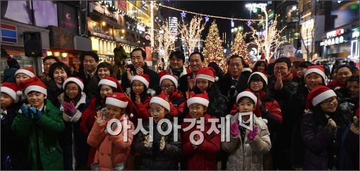 [포토]신촌 연세로 크리스마스 거리축제 개막