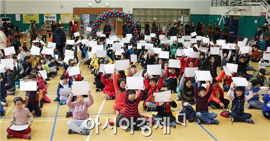 광주광역시 동구는 20일 오후 2시 동구문화센터 대강당에서 관내 초·중등생 400여 명이 참가하는 독서골든벨 대회를 개최했다. 이날 참여 아동들은 지정된 도서에서 선별된 문제를 풀며 그동안 갈고 닦은 독서능력을 선보였다. 사진제공=광주시 동구