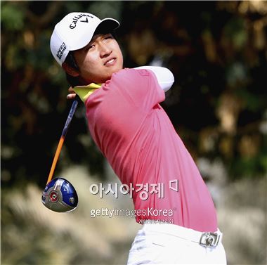 왕정훈이 두바이오픈 셋째날 8번홀에서 티 샷을 하고 있다. 두바이(아랍에미리트)=Getty images/멀티비츠 