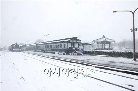 최근 폭설이 내려 하얀 눈이 수북이 쌓인 곡성 섬진강기차마을과 기적을 울리며 섬진강변을 달리는 증기기관차가 한 폭의 그림을 연상케 하고있다.
사진제공=곡성군