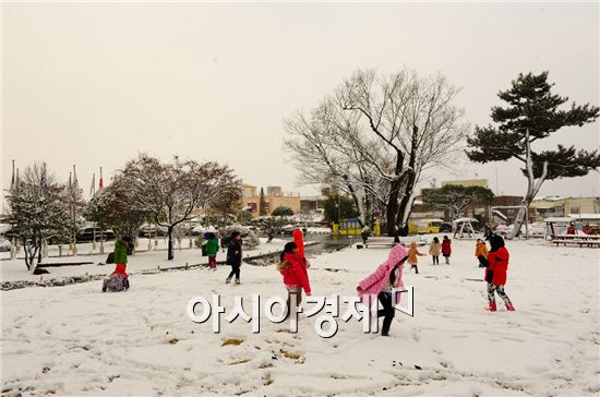 최근 폭설이 내려 전남 곡성군 청사 앞 마당에 모처럼 하얀 눈이 수북이 쌓이자 어린이들이 눈사람을 만들고 눈싸움을 하면서 즐거운 시간을 보내고 있다. 사진제공=곡성군
