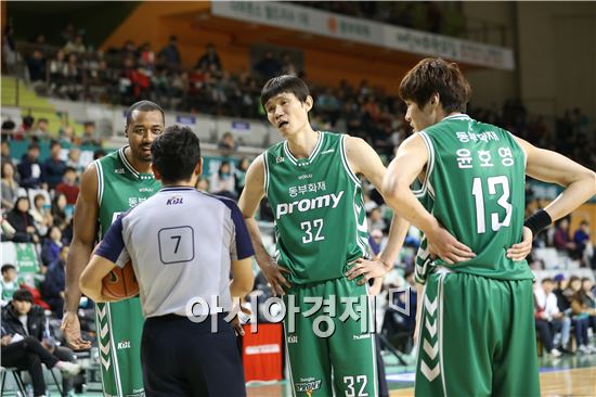 심판 판정에 어필하는 김주성(가운데)[사진=KBL 제공]