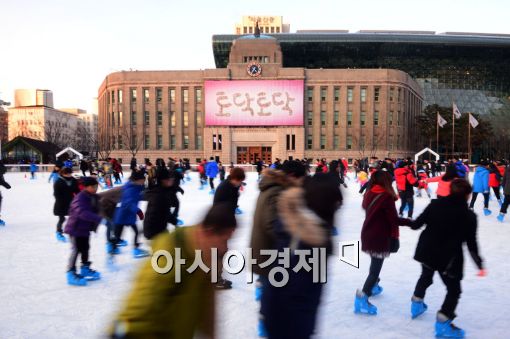 [포토]서울광장 스케이트장, 개장 첫 주말 '북적북적' 