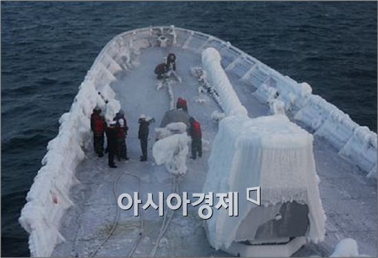 얼어붙은 최영함… 작전엔 ‘이상無’