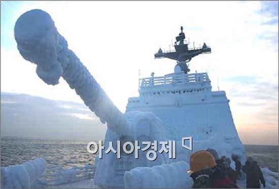 최영함, 꽁꽁 얼어붙은 모습에도 작전 수행 이상 없어 "보온·보냉·항습장치 때문"
