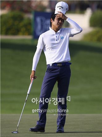 왕정훈이 두바이오픈 최종일 18번홀에서 파 퍼팅을 놓친 뒤 아쉬워하고 있다. 두바이(아랍에미리트)=Getty images/멀티비츠 