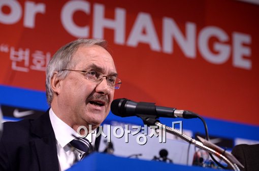 [포토]슈틸리케 감독, '축구대표팀의 변화를 기대하세요'