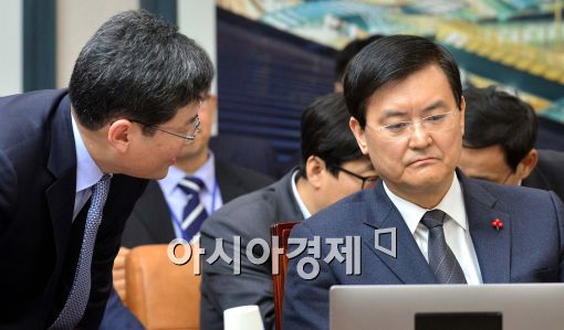 [포토]대화 나누는 서승환 국토교통부 장관