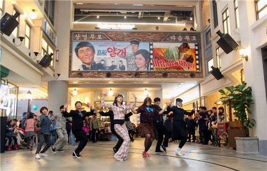 지난 21일 롯데월드몰 쇼핑몰에서 진행된 댄스갈라쇼