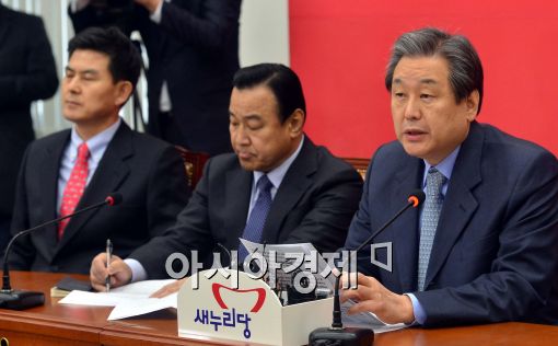 [포토]주요 현안 발표하는 김무성 대표