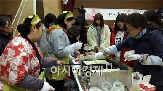장흥군은 지난 16일부터 17일까지 장평초등학교와 장흥고에서 학생들에게 다문화에 대한 이해와 인식개선을 위해 ‘다문화 전통음식 체험 교실’을 개최했다.