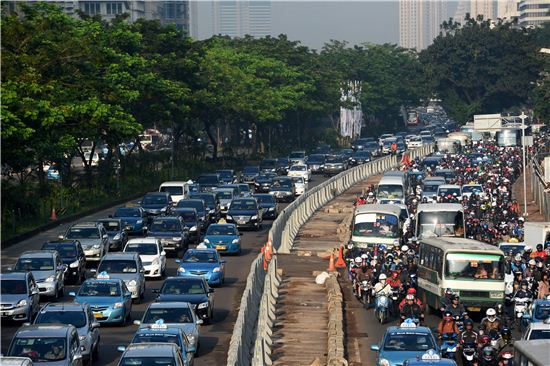 인도네시아 수도 자카르타의 상습 정체 구간. 사진=블룸버그