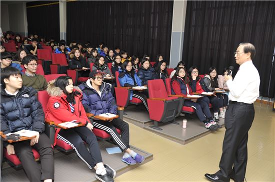 박종수 금융투자협회장이 지난 17일 김포외국어고등학교 학생들을 대상으로 'CEO 재능기부' 특강을 하고 있다. 이 프로그램은 청소년 금융교육이 부족한 현실을 감안, 합리적인 경제마인드와 올바른 금융지식 함양을 위해 마련됐다. 금융투자업계 CEO 18명이 참여했다.