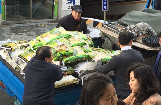 월곡1동 정호범씨 쌀 사랑의 쌀 10kg 50포(환가액 125만원)를 주민센터에 보냈다. 
