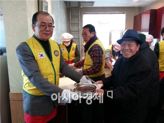 [포토]금남라이온스클럽 동지죽 배식봉사 활동 실시