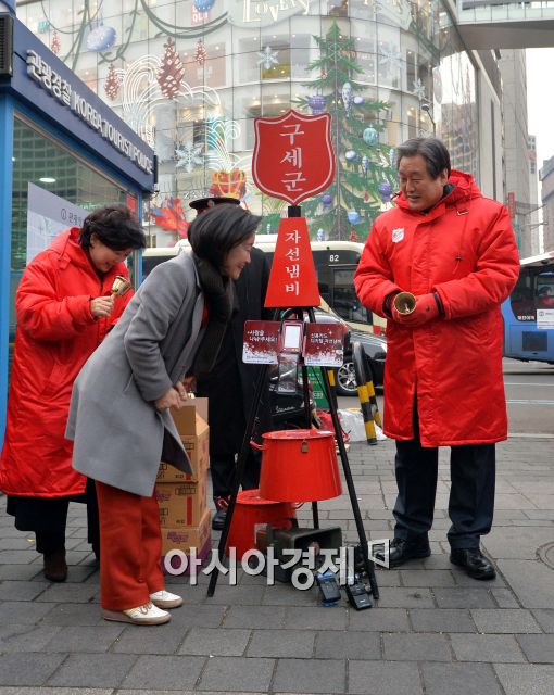 [포토]김무성 대표, 명동거리에서 구세군 모금 활동