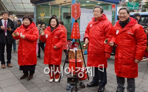 [포토]구세군 모금 활동하는 김무성 새누리당 대표와 의원들