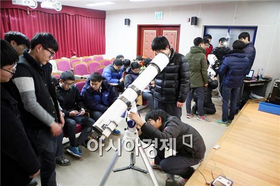 장흥군 정남진 천문과학관에서 학생들이 망원경을 살펴보고있다.