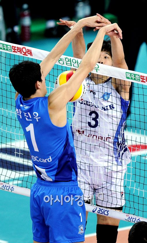 [포토]황승빈-박진우, '네트위 손뼉치며 쎄쎄쎄?'