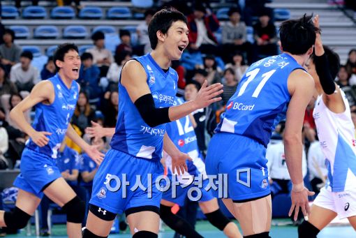 [포토]우리카드 김광국, '지긋지긋한 연패 탈출이야'