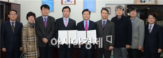 남원시(시장 이환주)는 서남대학교(총장 김경안)와 24일 시청 회의실에서 사랑의 도시 건강한 남원발전과 교육도시로의 기반을 구축하고 서남대학교를 서남권의 종합대학으로 발전할 수 있도록 협력하기 위한 업무협약(MOU)을 체결했다.