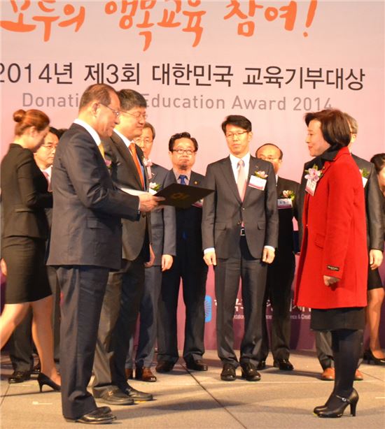 강진희 에너지관리공단 교육연수실장(사진 오른쪽)이 23일 개최된 대한민국 교육기부대상에서 교육부장관상을 수상하고 있다.