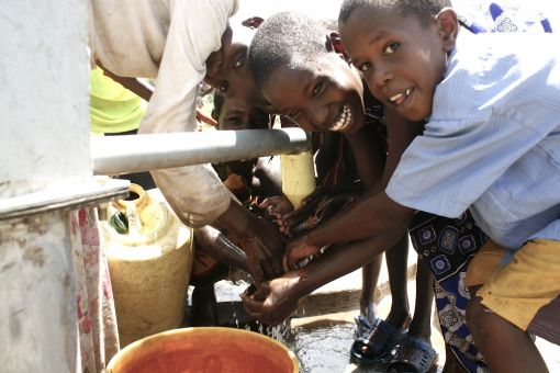 SK케미칼이 케냐 타나리버 지역에 설치한 '행복우물'에서 나오는 물로 지역 아동들이 손을 씻고 있다.