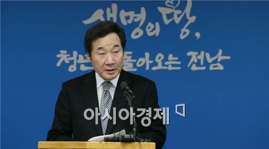 이낙연 도지사가 24일 오전 도청 브리핑실에서 열린 송년기자간담회에서 기자들의 질문에 답변을 하고 있다.사진제공=전남도
