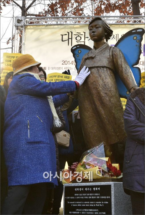 [포토]평화의 소녀상 어루만지는 이용수 할머니