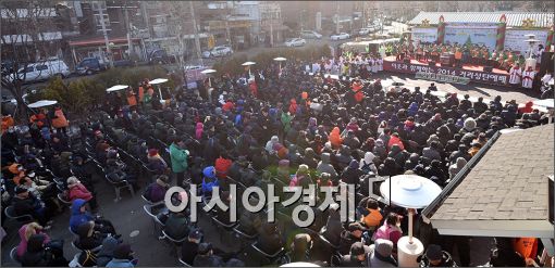 [포토]따뜻한 거리성탄예배