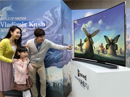 세계적인 초현실주의 작가 블라디미르 쿠쉬의 작품이 담길 삼성전자 커브드 UHD TV /
