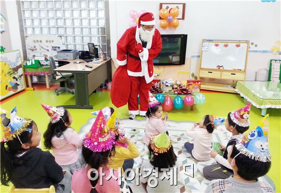 광양교육지원청은 성탄절을 맞아 22일부터 광양교육지원청 장학사들이 산타할아버지로 깜짝 변신해 관내 소규모 유치원을 찾아가서 원아들에게 꿈과 희망을 심어주는 뜻 깊은 자리를 가졌다.