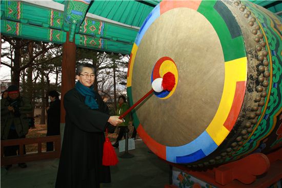 김영종 종로구청장이 2014년1월1일 인왕산 해맞이 축제서 북을 치고 있다. 