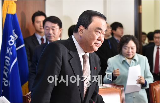 [포토]회의 참석하는 문희상 비대위원장