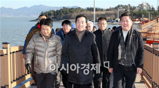 이낙연 전남도지사, 여수 여자만서 ‘가고싶은 섬’ 구상