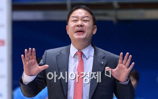 [포토]선수들 독려하는 신한은행 정인교 감독