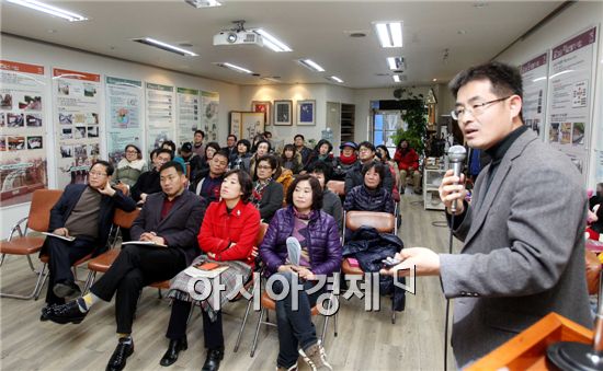 광주시 북구는 지난 26일 각화동 시화문화마을 홍보관에서 마을 주민자치위원장을 비롯한 위원들이 참석한 가운데 '2025미래비젼 마한 석실분에 새명을 사업' 결과 보고 및 '시화문화마을 마을 비전 종합기본 계획'을 발표하는 보고회를 가졌다. 사진제공=광주시 북구
