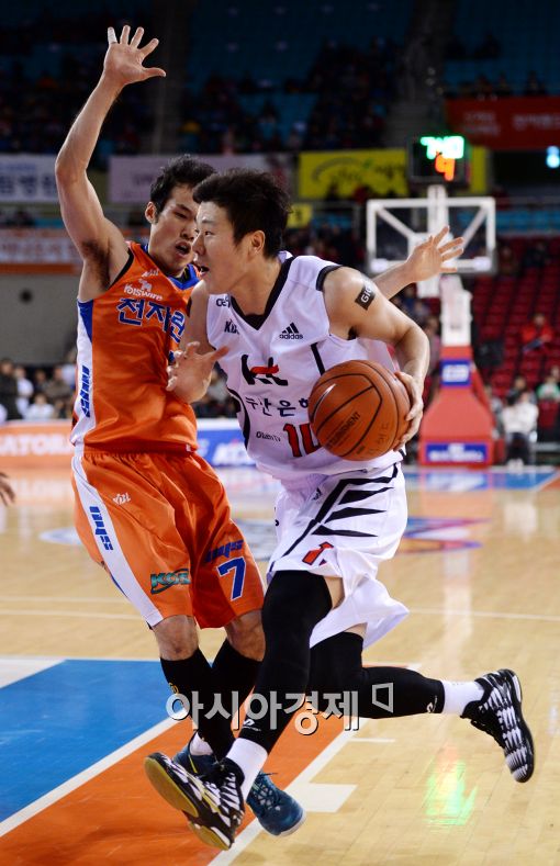 [포토]돌파 시도하는 조성민