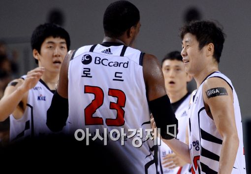 [포토]조성민, '로드, 상대 너무 기죽이는거 아냐?'