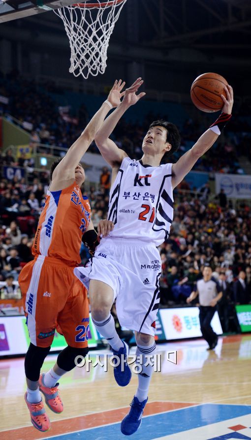 [포토]레이업 시도하는 KT 오용준