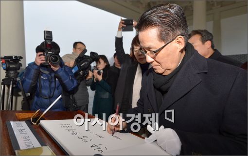 [포토]현충원 찾은 박지원 의원