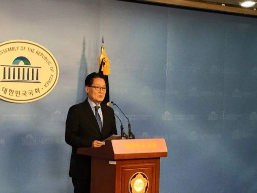박지원 새정치민주연합 의원이 29일 국회 정론관에서 기자회견을 열고 2월8일 전당대회 당 대표 출마 선언을 하고 있다.