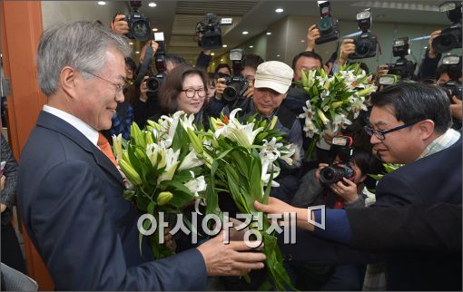 [포토]순수함을 선물받는 문재인 의원